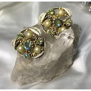 Gorgeous Vintage Cluster Bead Clip Earrings Bold White Faux Pearl?